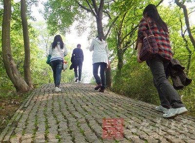 登山时好选择合身的长袖夹克和宽松的长裤