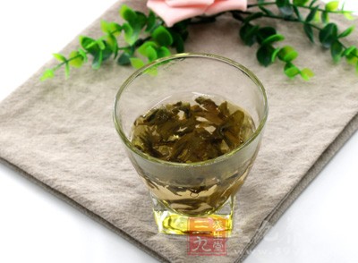 茶療就是通過(guò)飲茶來(lái)調(diào)理身體