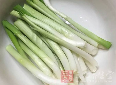 起鍋.加入蔥,紫菜