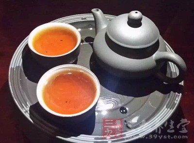 不管选择什么性质的茶叶，孕妇都不能喝浓茶