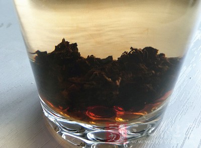 碳酸饮料、茶饮料等软饮都含有大量的糖分