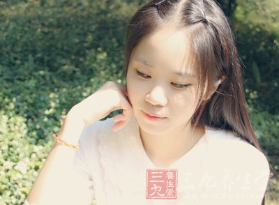 皮肤白里透着粉红，有光泽、弹性、无皱纹、无斑代表气血充足