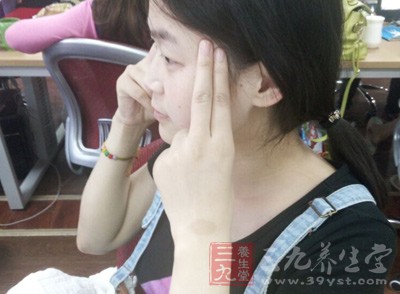 保养气血的另一个重点是调整心态,有烦心事的时候,不妨抽个时间给脸部做做按摩 保养气血的另一个重点是调整心态,有烦心事的时候,不妨抽个时间给脸部做做按摩