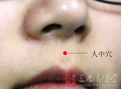 人中颜色发黄，表明脾胃虚弱，如呈土黄，则脾胃虚寒，可能有慢性病