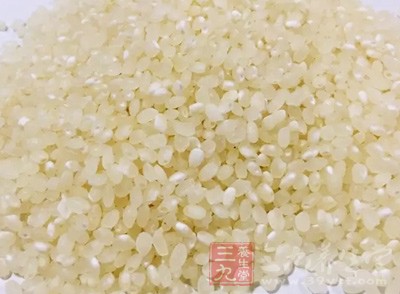 将茯苓、莲子、芡实、山药共磨成细粉，大米、糯米另磨粉