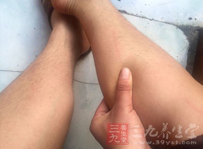 用手掌沿大腿至小腿處作推摩3～5分鐘