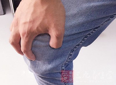 用手捏自己身上的肉,尤其是腿上胃经 用手捏自己身上的肉,尤其是腿上胃经