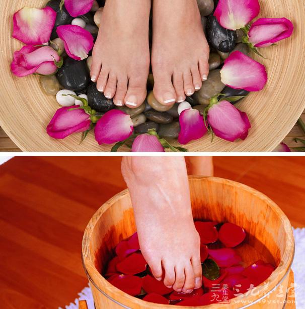先让脚在温肥皂水里浸泡5-10分钟,这样不但能软化皮肤,还能够彻底去除