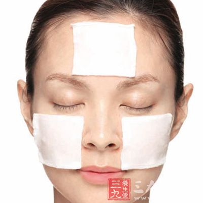 把冰过的化妆水用化妆棉沾湿,敷在脸上或毛孔粗大的地方,可以起到不错