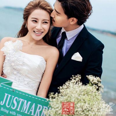 男人当着众人给女人送玫瑰