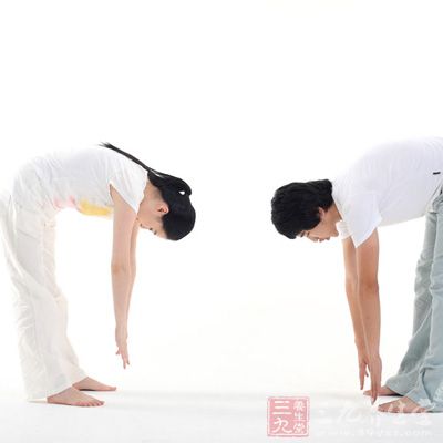 多做弯腰动作,时常自己捶打一下肩周部位,舒缓肩周部位疲劳感