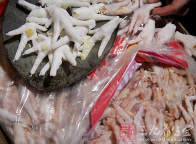 无照小作坊飘出腥臭味 每天生产200斤鸡爪