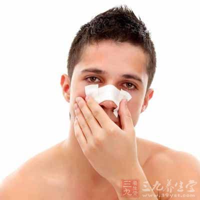 在治疗上,鼻出血时可用冷敷额头,鼻梁的方法暂时止血