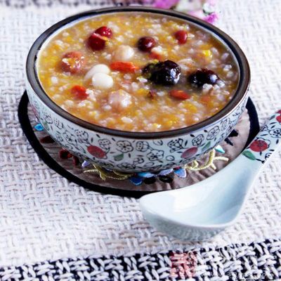 将桃仁,山楂,贝母各9克煎成汤液,去渣后人粳米煮粥