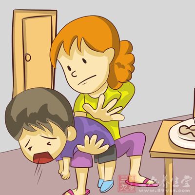 被食物噎到了,我们可以用力的拍打后背