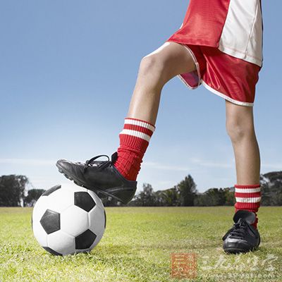 足球职业球员会穿ag吗,业余足球比赛可以穿ag球鞋