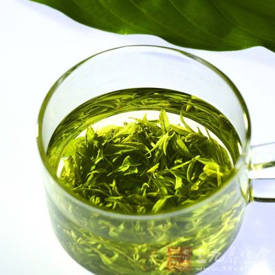 喝绿茶的好处:瘦身减脂 绿茶含有茶碱及咖啡因,可以经由许多作用活化