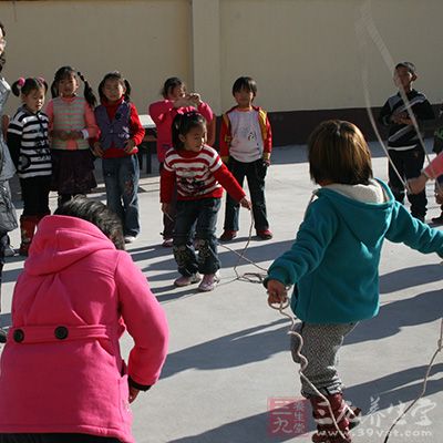 怎么学会跳绳方法 1439541327658.jpg