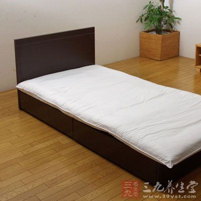 患者绝对卧床休息,清洁床铺,更换内衣.