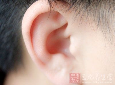 一吃东西耳朵深处就疼痛难忍 医生说是受凉