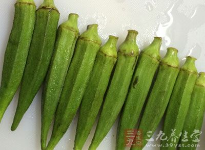 秋葵又叫黄秋葵,羊角豆,毛茄,虽然有"角豆"茄"的字样,但它和豆角