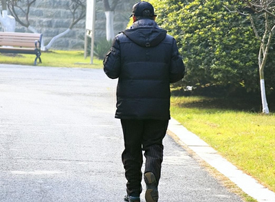 饮食要和跑步的强度相适应，不能坚持一段时间，就开始暴饮暴食，这样是不正确的