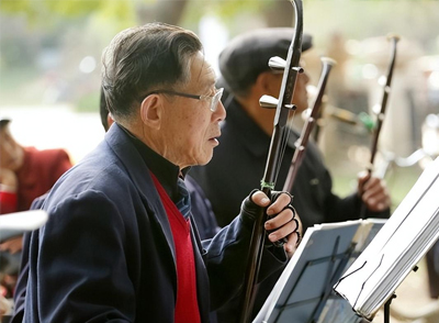 中老年人，一般在45-59歲之間，老年人則是在60-89歲之間