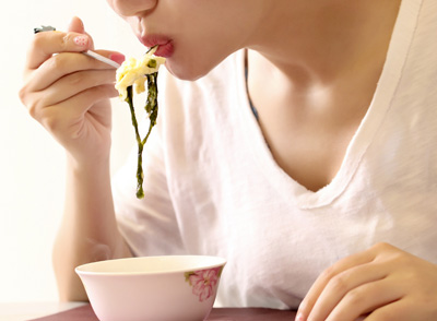 在饮食的时候，建议大家保持饮食均衡性、合理性，做到荤素搭配