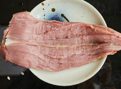 肉类中含有维生素B更多，而蔬菜中的维生素C更为丰富，搭配起来食用，就不易存在这样的问题