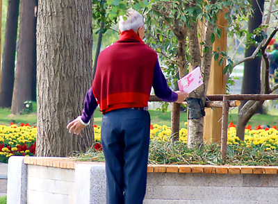 能够活到平均寿命就已经很好了，没必要追求百岁