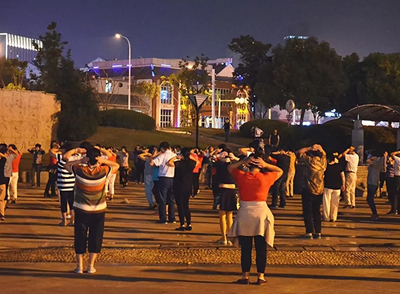 舞蹈是一种结合了音乐、节奏和身体运动的艺术形式，它不仅能够让人心情愉悦，还能提供全面的身体锻炼