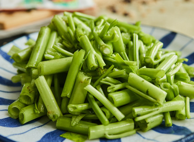 也要注意饮食和情绪的调节，建议平时多吃些富含维生素的蔬菜水果