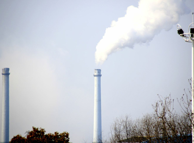 平时要尽量少待在空气污染重的地方，外出时最好戴口罩，保护好呼吸道