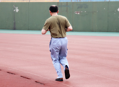 慢跑、打太極、體操、步行、游泳、舞劍、散步等較為舒緩和放松的運(yùn)動(dòng)，是較為適宜血壓高的人做的運(yùn)動(dòng)