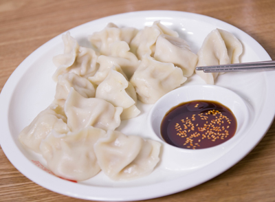 死面一般都是包餃子、餛飩、鍋貼之類的，適合煎炸蒸煮