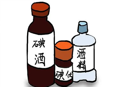 用碘酒或者是雙氧水，涂抹到腳趾甲周圍，給腳趾甲充分消毒