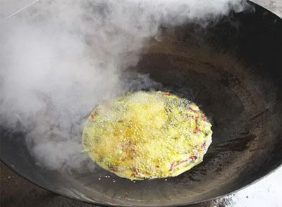 用鐵鍋炒菜并不會(huì)滲出很多鐵到菜中，所以用鐵鍋炒菜其實(shí)并沒有什么補(bǔ)血作用