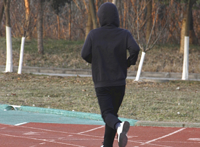 選擇適合自己的運動方式，如快走、慢跑、瑜伽等，每周堅持3-5次，每次30分鐘以上，既能增強體質(zhì)，又能提升生活質(zhì)量