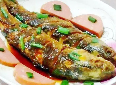 雖然魚(yú)肉并非傳統(tǒng)意義上的“熱性”食材，但其在冬季飲食中同樣有著重要地位