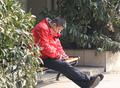 夏天出门会做防晒，脸上的皮肤遭受到紫外线的伤害，容易长斑