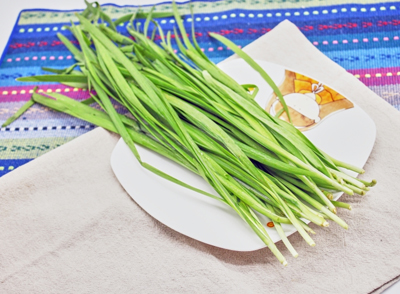 韭菜味道很沖，但春天的韭菜吃起來會(huì)有股香味，俗話說“六月韭，臭死狗”