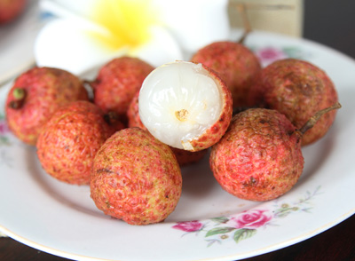 大量食用荔枝后，會在短時間內(nèi)使血糖迅速升高，刺激胰島素大量分泌