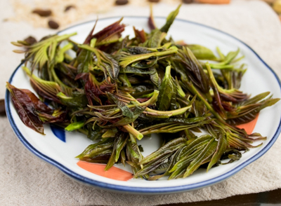 香椿芽也是春日里不可多得的美味與養(yǎng)生食材