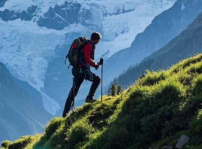 登山也是一项适合春季的户外运动，登山过程中，身体各部位都能得到锻炼，还能呼吸到山间清新的空气，感受大自然的魅力