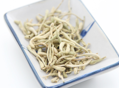 金銀花中的某些成分能夠影響胰島素信號通路，調(diào)節(jié)胰島素分泌和糖代謝關(guān)鍵酶的活性，輔助維持血糖穩(wěn)定，為糖尿病的綜合治療提供了新的思路