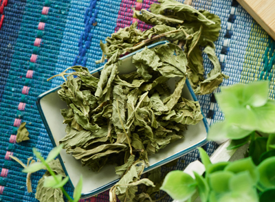 天然調(diào)味：檸檬汁、黑胡椒、薄荷葉替代高鈉醬料