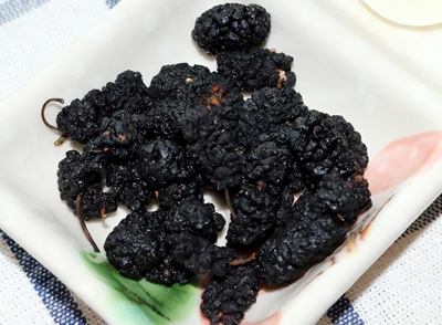 新鮮桑葚建議現(xiàn)摘現(xiàn)食，每日150-200克為宜