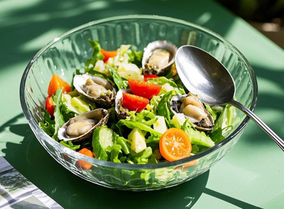 將海蠣融入沙拉，是夏日輕食的絕佳選擇