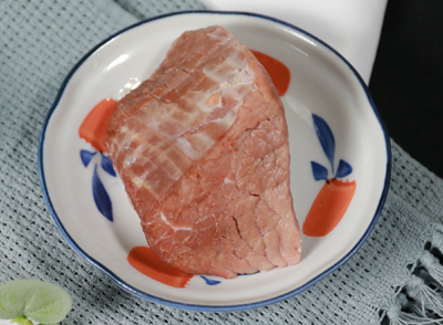 成年人每天畜禽肉的攝入量應(yīng)控制在40-75克，也就是說，牛肉的食用量每天保持在這個范圍內(nèi)較為合適