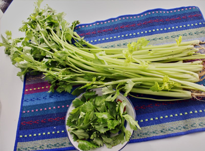 芹菜性涼味甘，具有平肝清熱、祛風(fēng)利濕的作用，對于胃火旺盛引起的頭痛、頭暈、牙齦腫痛等癥狀有很好的緩解效果